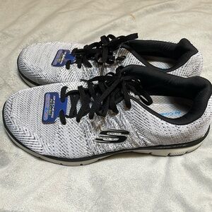Men’s new Skechers size 8 wide